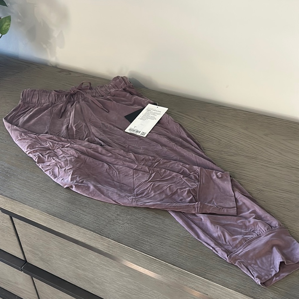 Lululemon Lost in Leisure Crop Jogger! NWT